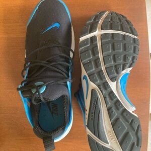 Nike Men's Black and Blue Running Shoes
Nike Air BRS 1000 only worn to try on